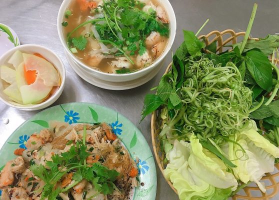 Crab noodle soup and sauteed crab noodle at the shop at 84 Dinh Tien Hoang Street, Saigon. Photo by VnExpress/Vi Yen